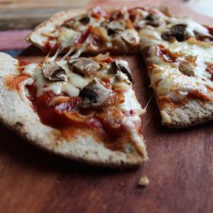 fast, easy, healthy lunches: the pita pizza.