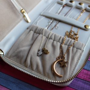 tired of tangled and damaged jewelry when you travel? The ChrisiL Jewelry Travel Wallet will solve all your necklace, bracelet, ring and earring storage woes!